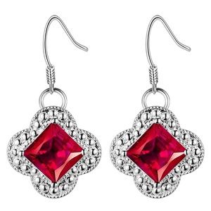 Clover shaped dangle earrings